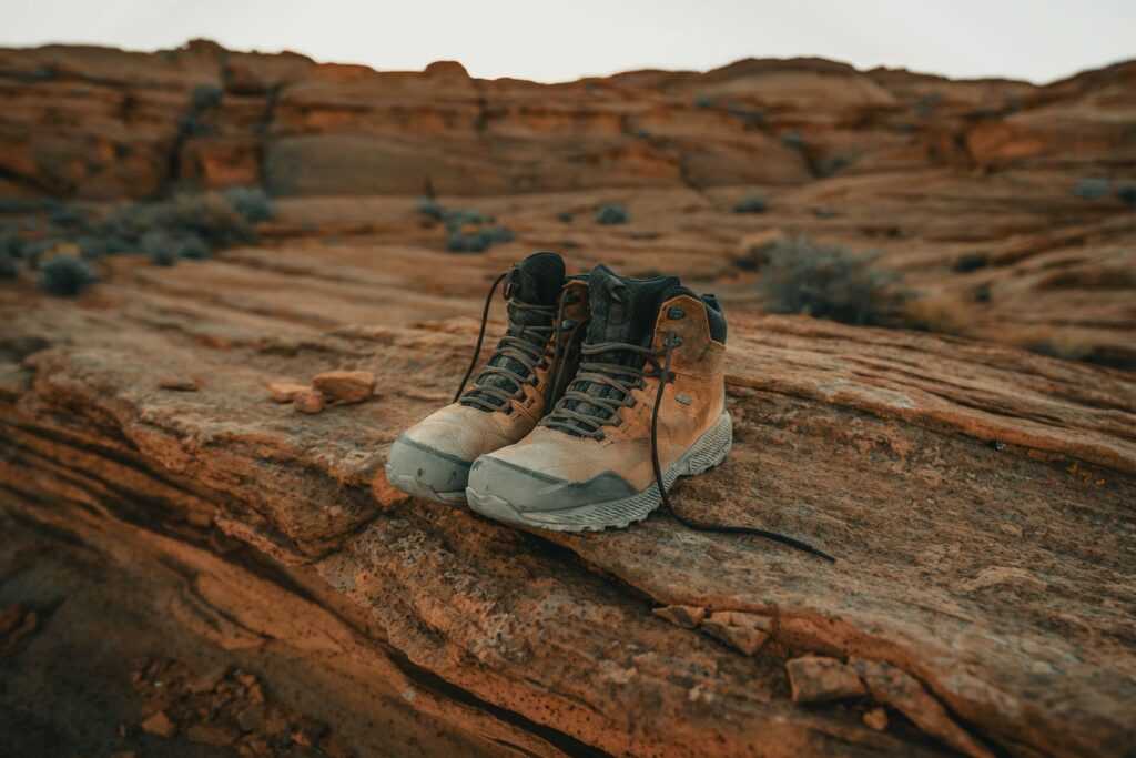 chaussures de randonnée sur un rocher
